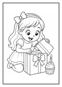 Vrolijk meisje knielt en opent een cadeau naast een cupcake met brandende kaars