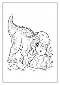 Leuke kleurplaat van een vrolijke baby Triceratops die tegen een rots duwt op een bergkam